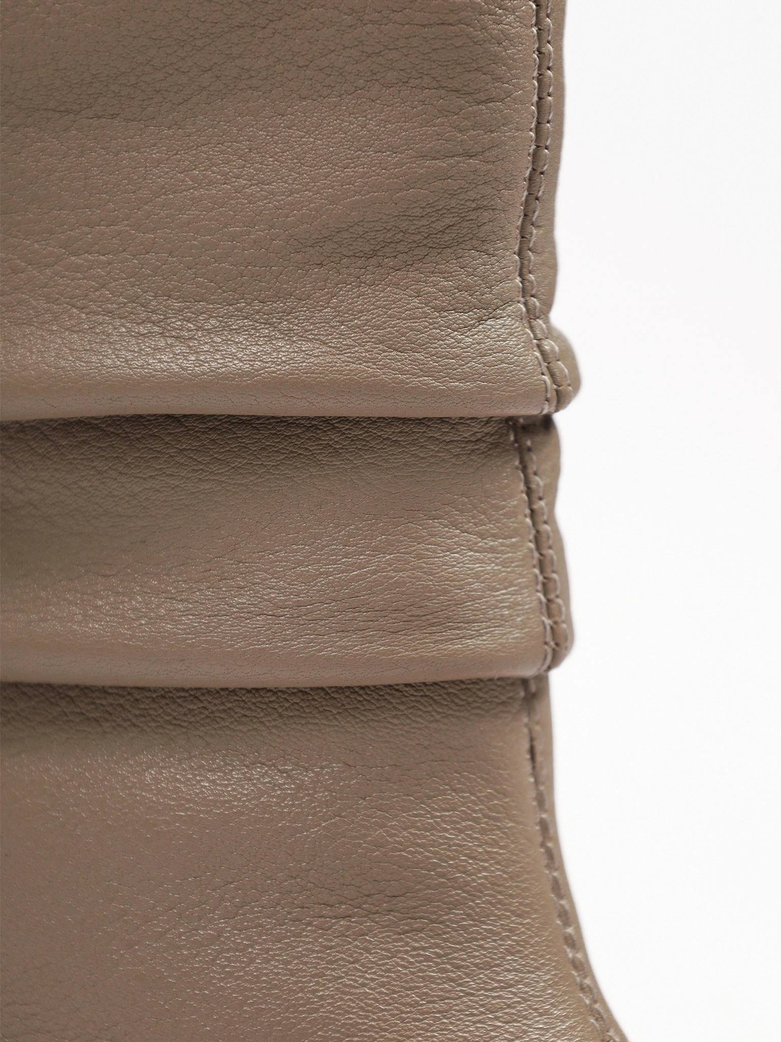 Сапоги серого цвета на среднем широком каблуке с мягкими складками